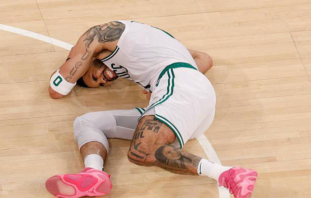 包含塔图姆迎来十五赛季出色发挥，曼联观众热烈欢呼！全场沸腾不已的词条九游