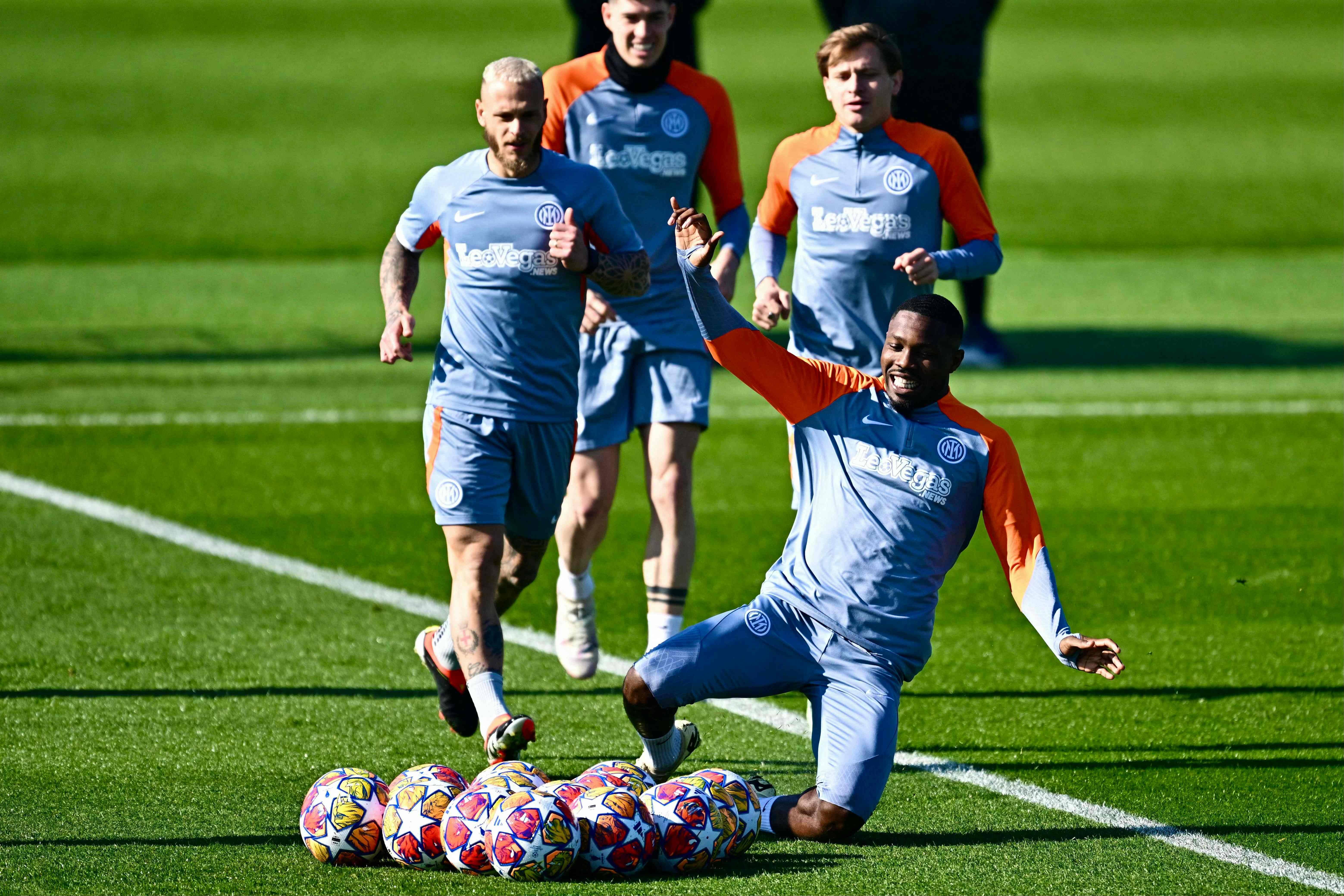 包含冲刺阶段体能课后，布莱顿回应争议备战欧冠，赛场秩序良好，训练强度明显提升的词条